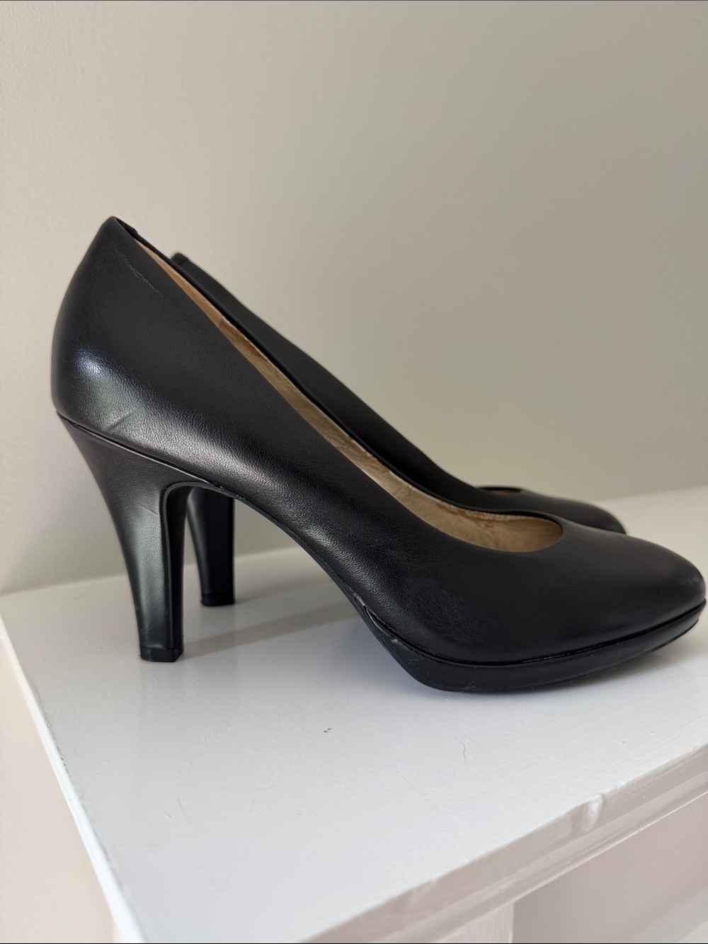 Anne Klein Black Leather Round-Toe Pumps